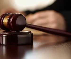 Mujer enfrenta 321 cargos por presunto fraude bancario contra vecina de 94 años en Puerto Rico