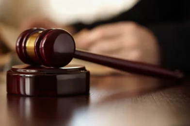 Mujer enfrenta 321 cargos por presunto fraude bancario contra vecina de 94 años en Puerto Rico