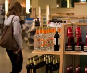 Estados Unidos prohibirá lácteos y bebidas alcohólicas de Canadá a finales de mes, según Axios