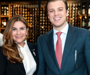 Carolina Mejía llega con su hijo Juan Garrigó a la convención nacional del PRM