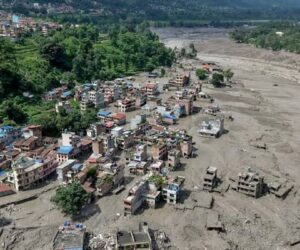 Riada Nepal deja al menos 1,225 muertos y 4,757 desaparecidos