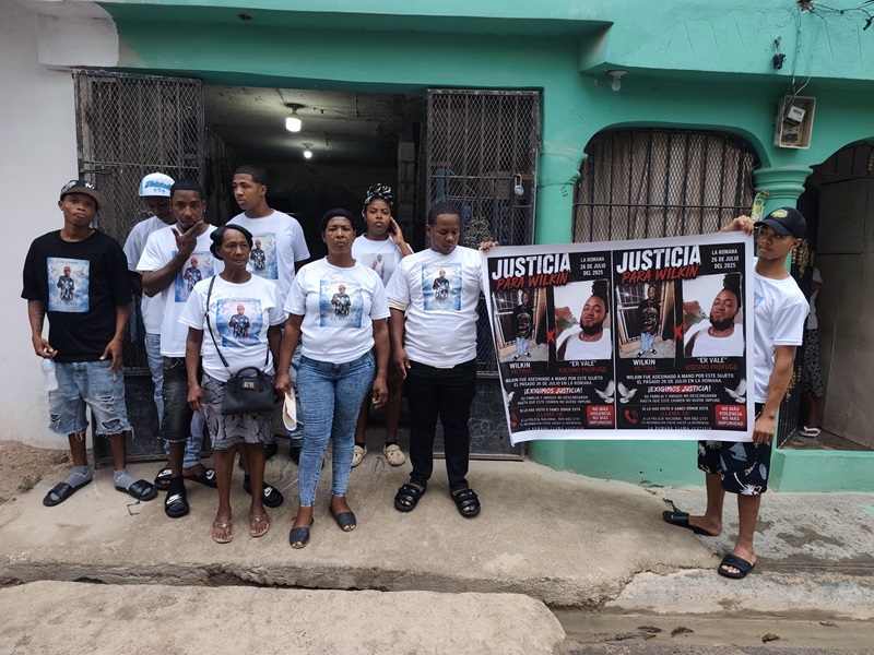 Familia Medrano sale a las calles y exige justicia por la muerte de Wilkin Medrano en Villa Hermosa