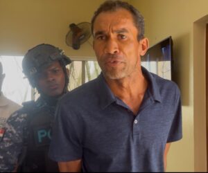 Hombre es detenido tras intentar forzar puerta de destacamento policial en Jarabacoa
