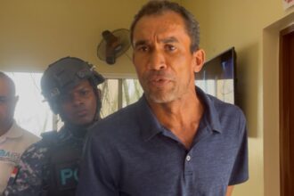 Hombre es detenido tras intentar forzar puerta de destacamento policial en Jarabacoa