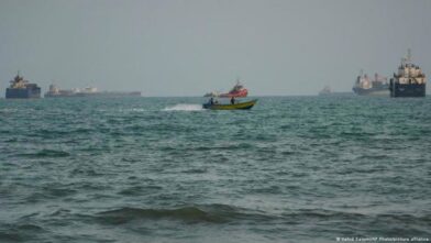 Irán responde a EE.UU. con ataques a portaviones y a embarcaciones en el estrecho de Ormuz