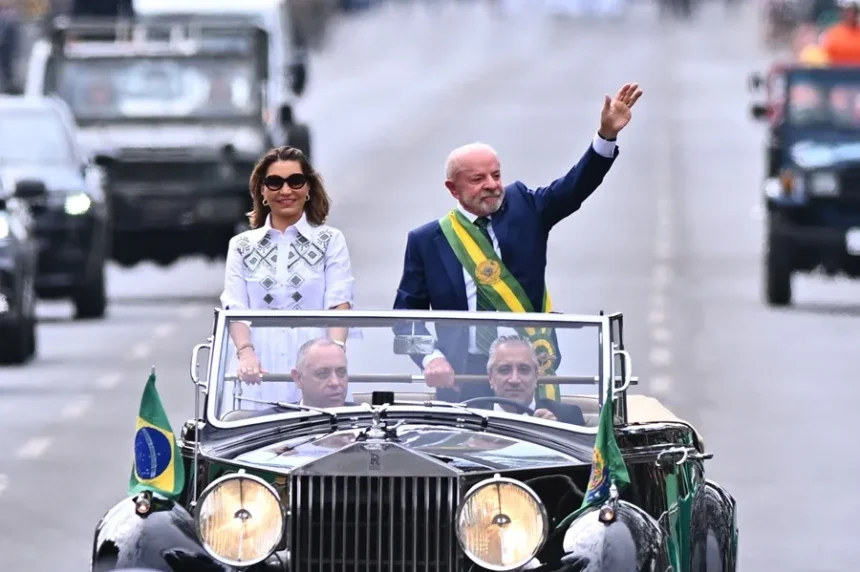 Un Lula en campaña encabeza el desfile de la Independencia en plena tormenta institucional