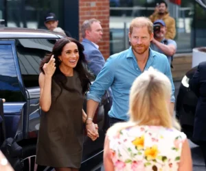 El rey Carlos III afirma que su hijo Enrique y Meghan siguen fuera de la familia real