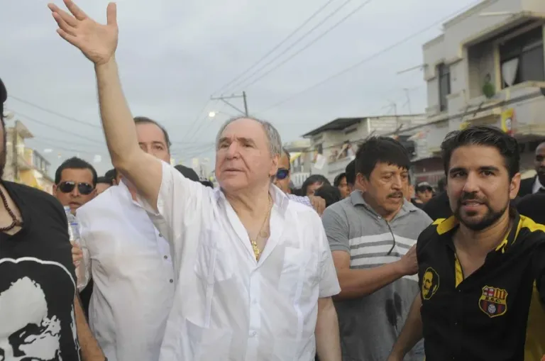 La Justicia de Ecuador mantiene la orden de detención contra el expresidente Abdalá Bucaram