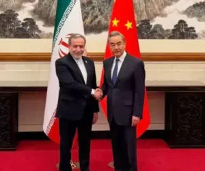 China urge a Irán y EE.UU. a retomar acuerdo de paz y reabrir el estrecho de Ormuz