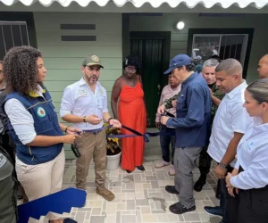Colombia entrega primeras viviendas a familias afectadas por terremoto