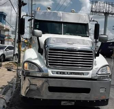 Vuelco de patana cargada de varillas causa fuerte congestión en Expreso V Centenario