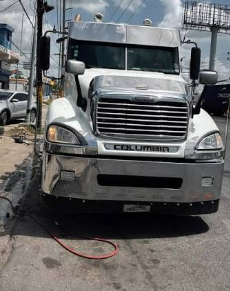 Vuelco de patana cargada de varillas causa fuerte congestión en Expreso V Centenario