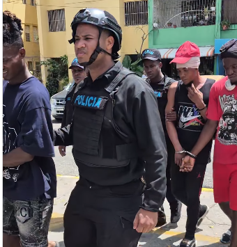 Policía detiene a cinco personas sorprendidas en flagrante delito en San Carlos