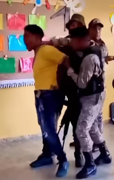 Estudiante habría agredido a maestra y se resistió a ser detenido por agentes policiales
