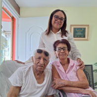 Educador Santiago Mejía recibe reconocimiento en obra literaria de Francisca Frías