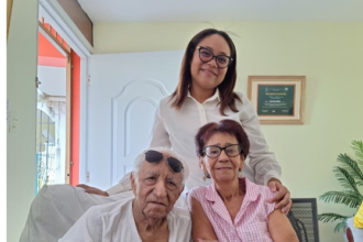 Educador Santiago Mejía recibe reconocimiento en obra literaria de Francisca Frías