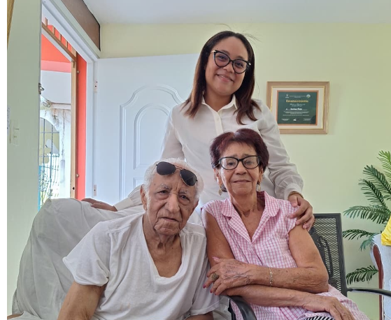 Educador Santiago Mejía recibe reconocimiento en obra literaria de Francisca Frías