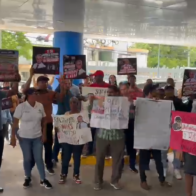 Familiares y comunitarios protestan frente al hospital Luis Eduardo Aybar y reclaman videos para buscar a Andrés Santana.