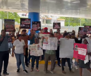 Familiares y comunitarios protestan frente al hospital Luis Eduardo Aybar y reclaman videos para buscar a Andrés Santana