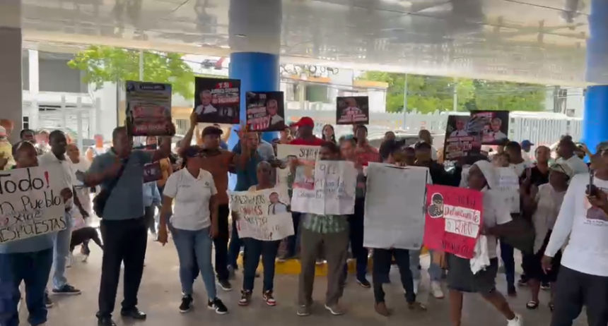 Familiares y comunitarios protestan frente al hospital Luis Eduardo Aybar y reclaman videos para buscar a Andrés Santana.