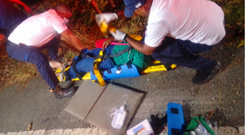 Cinco personas resultan heridas tras deslizarse una jeepeta en Miches