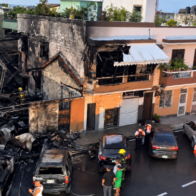 Incendio destruye vivienda, negocio y tres vehículos en la Ciudad Colonial
