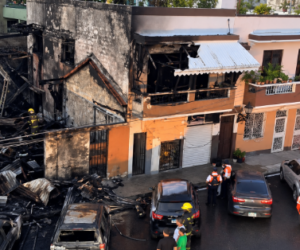 Incendio destruye vivienda, negocio y tres vehículos en la Ciudad Colonial