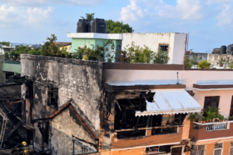 Incendio destruye vivienda, negocio y tres vehículos en la Ciudad Colonial
