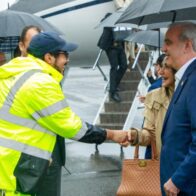 “¡Qué alegría encontrarnos con nuestra gente dondequiera que vamos!"; Abinader llega a NuevaYork y es recibido por dominicano que trabaja en el aeropuerto