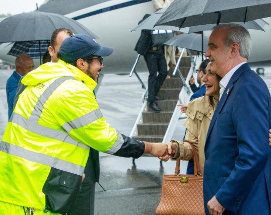 “¡Qué alegría encontrarnos con nuestra gente dondequiera que vamos!"; Abinader llega a NuevaYork y es recibido por dominicano que trabaja en el aeropuerto