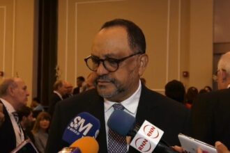 Ministro de Justicia reconoce posible exceso policial, pero dice agentes también sufren violencia