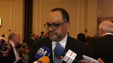Ministro de Justicia reconoce posible exceso policial, pero dice agentes también sufren violencia