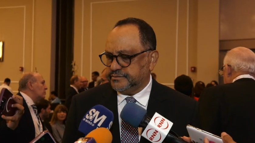Ministro de Justicia reconoce posible exceso policial, pero dice agentes también sufren violencia
