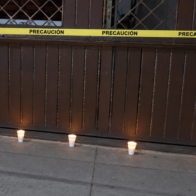Vecinos encienden velones frente a casa de Julián Oro Duro: “Esto nos tiene sorprendidos a todos”