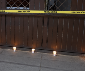 Vecinos encienden velones frente a casa de Julián Oro Duro: “Esto nos tiene sorprendidos a todos”