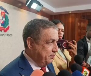 Oposición cuestiona advertencia de Abinader contra delincuentes; diputados del PRM la respaldan