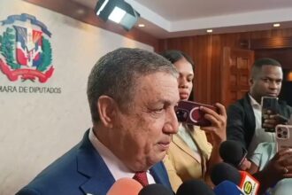 Oposición cuestiona advertencia de Abinader contra delincuentes; diputados del PRM la respaldan