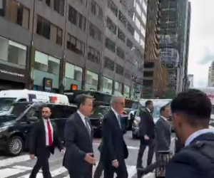 Abinader recorre a pie calles de Nueva York durante su trayecto hacia la Asamblea General de la ONU