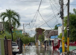 Basura acumulada e inundación afectan a residentes de Madre Vieja Norte