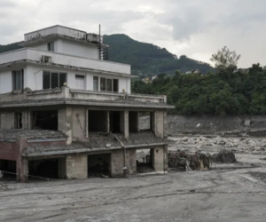 Nepal eleva a 1.295 los muertos por las riadas tras rescatar a dos hombres con vida