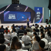 MESCyT otorga 10,000 becas a jóvenes destacados para estudiar en universidades
