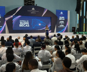 MESCyT otorga 10,000 becas a jóvenes destacados para estudiar en universidades