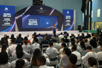 MESCyT otorga 10,000 becas a jóvenes destacados para estudiar en universidades
