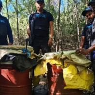 Autoridades desmantelan laboratorio clandestino con más de 10 mil litros de sustancias en Azua