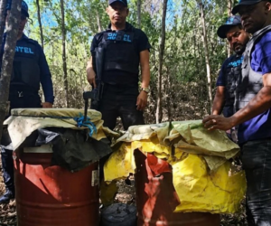 Autoridades desmantelan laboratorio clandestino con más de 10 mil litros de sustancias en Azua