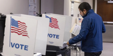 Demandan al Gobierno de EE.UU. ante amenaza de intervención de agentes federales en centros de votación