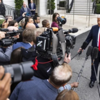 Los tres medios de comunicación vetados por Trump en la Casa Blanca le demandan