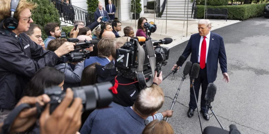 Los tres medios de comunicación vetados por Trump en la Casa Blanca le demandan