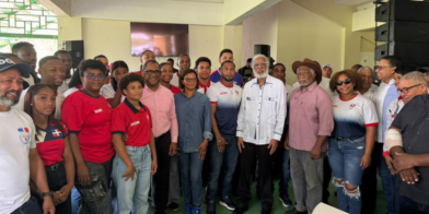 Fenatrano y UDB entregan televisores y motos eléctricas a atletas Monte Plata