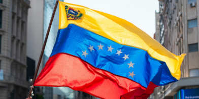Venezolanos critican que Trump reciba a Delcy Rodríguez mientras los deporta en Florida